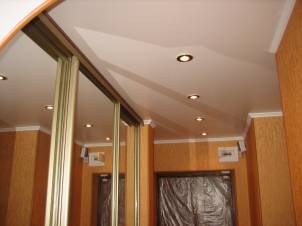 Встроенный шкаф и натяжной потолок – как совместить